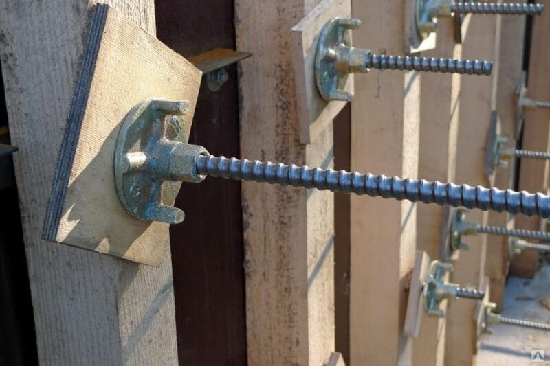 Винт стяжной